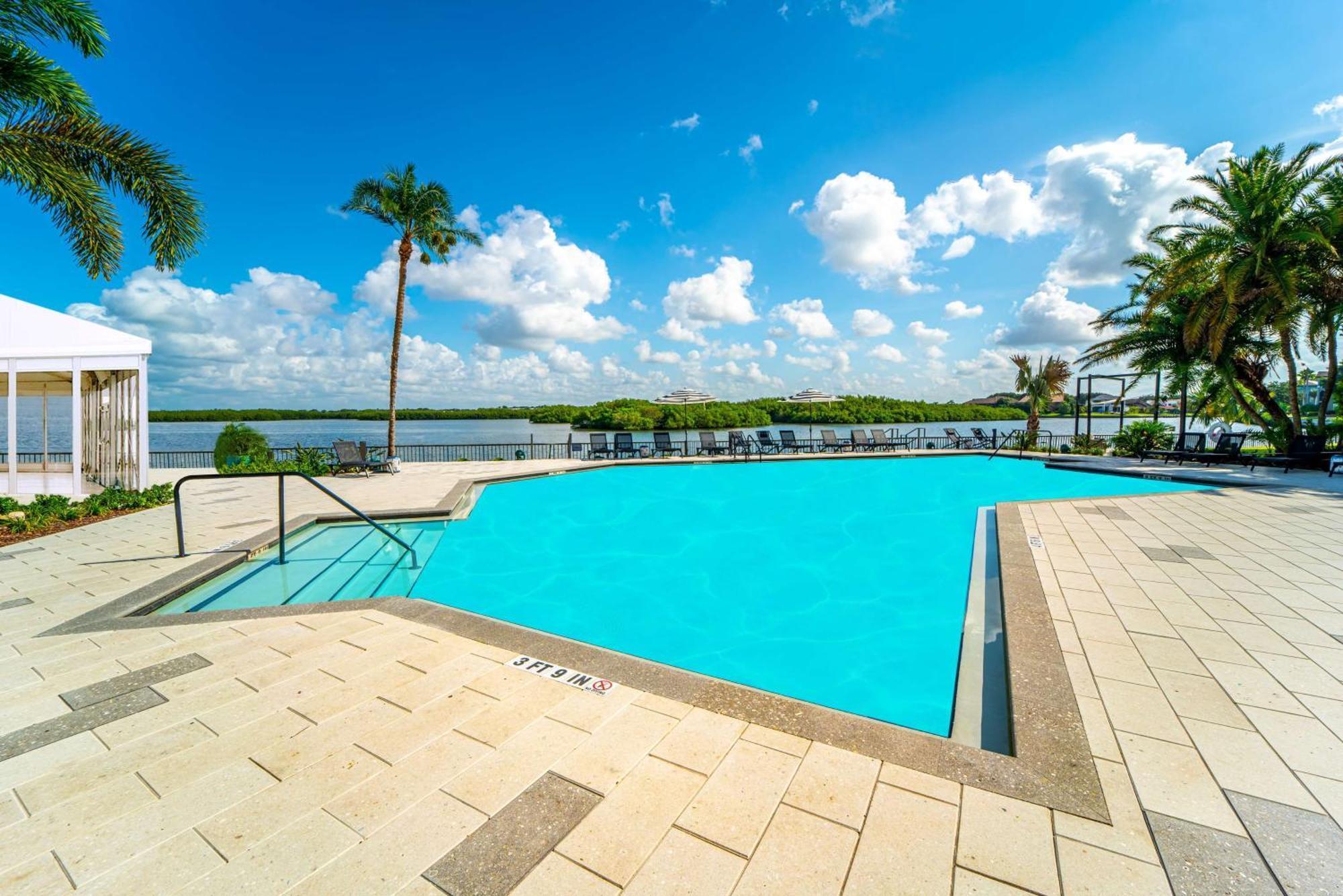 Doubletree By Hilton Tampa Rocky Point Waterfront Hotell Exteriör bild