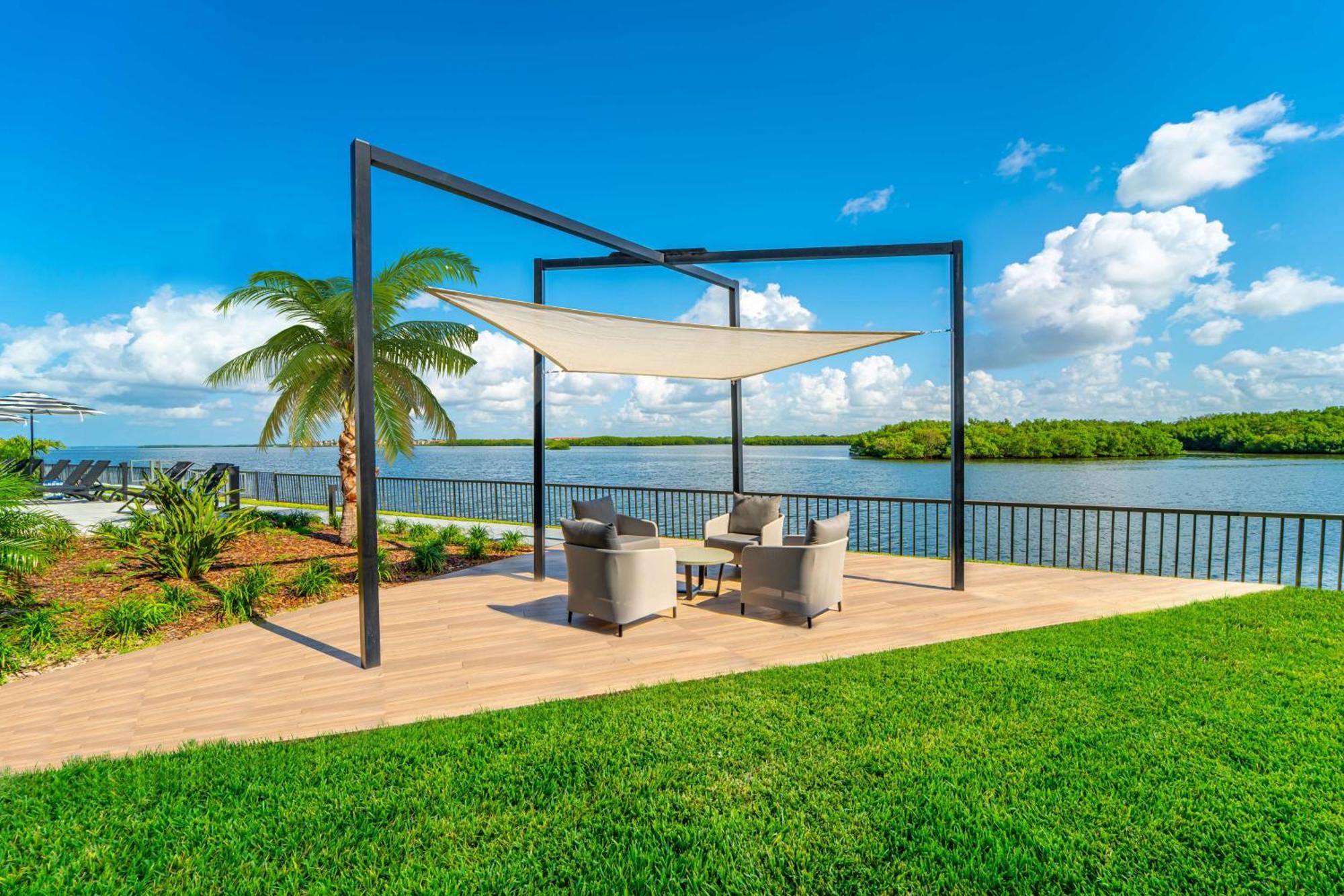 Doubletree By Hilton Tampa Rocky Point Waterfront Hotell Exteriör bild